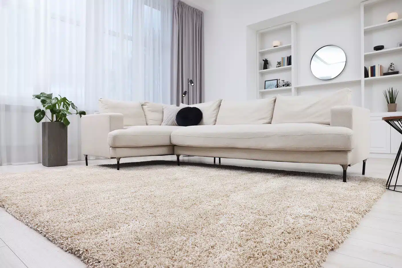 Living room con moquette chiara a Milano