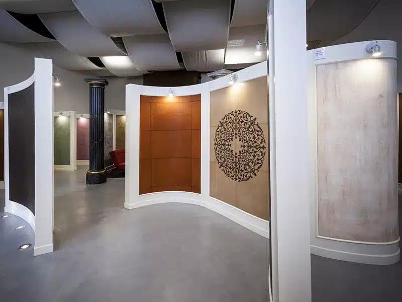 Pareti decorate nello showroom di Arteposa a Milano
