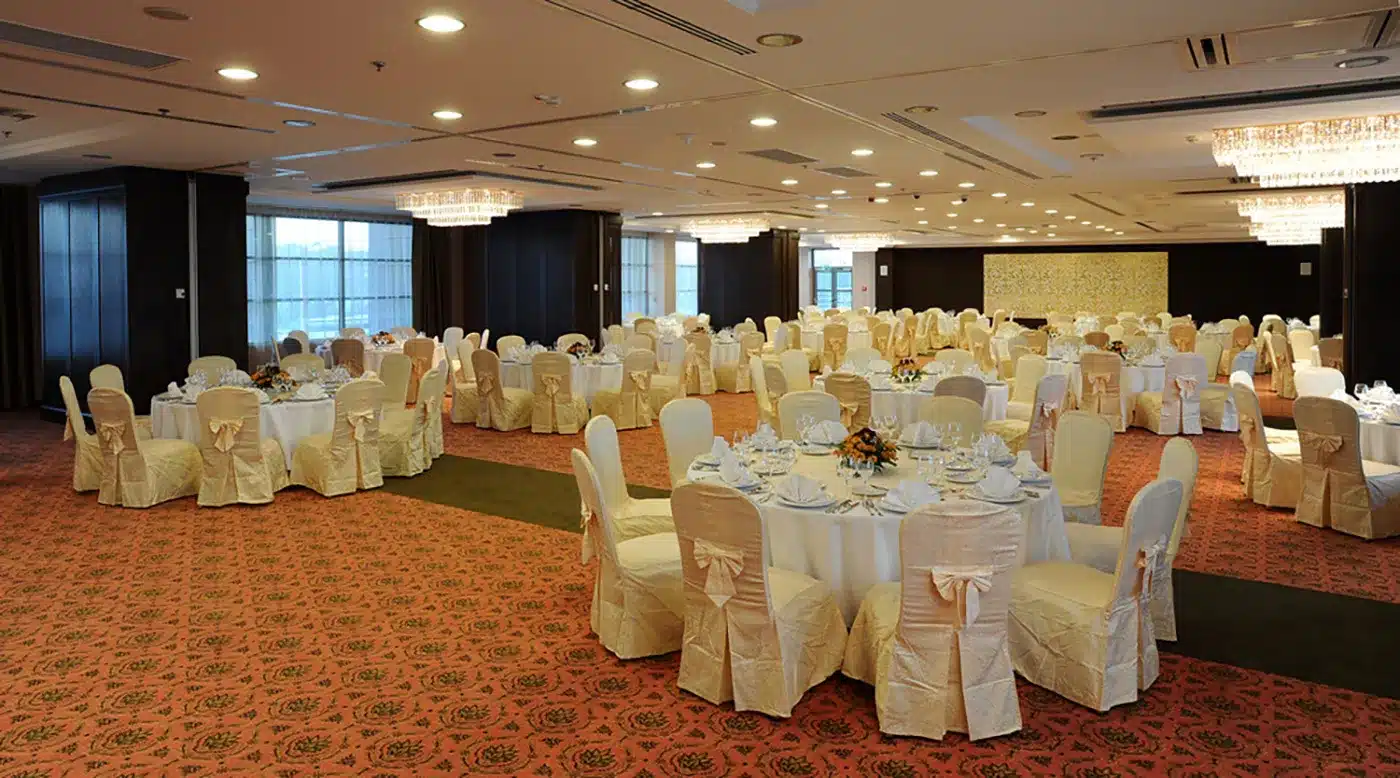 Sala ricevimenti con moquette rossa a Milano