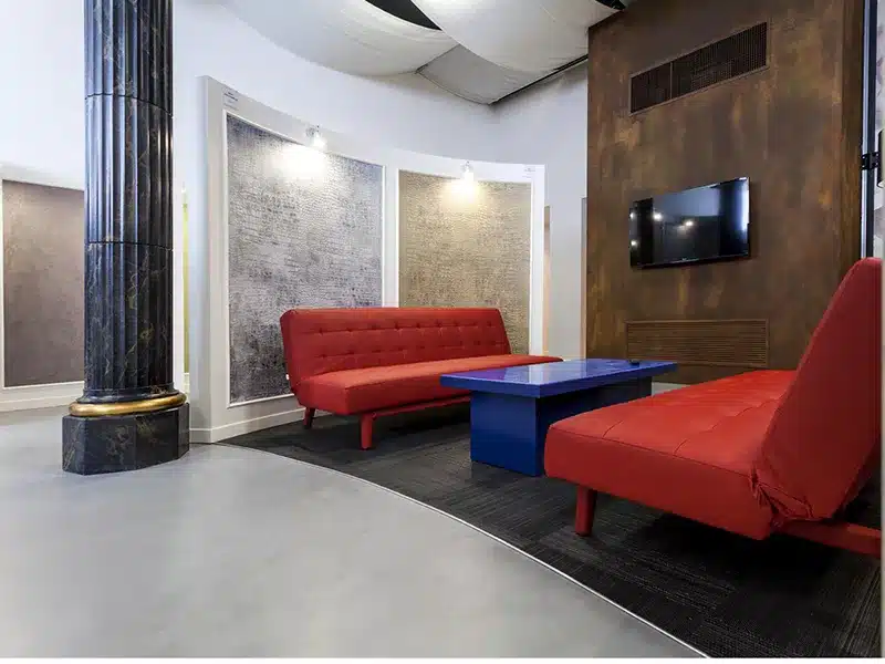Showroom a Milano con pareti decorate